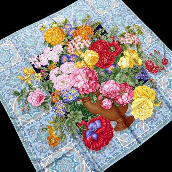 Rare GUCCI Floral Colorful Beautiful Flower Scarf Square Silk Carre 90 - Picture 1 of 11